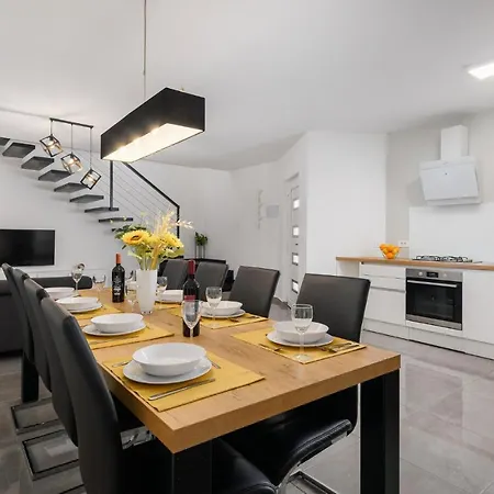 Vikendica 4 Bedroom Lovely In