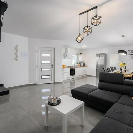 4 Bedroom Lovely In Vikendica Zuzici