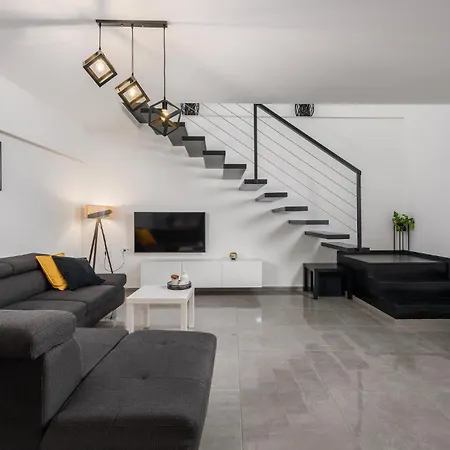 Vikendica 4 Bedroom Lovely In *
