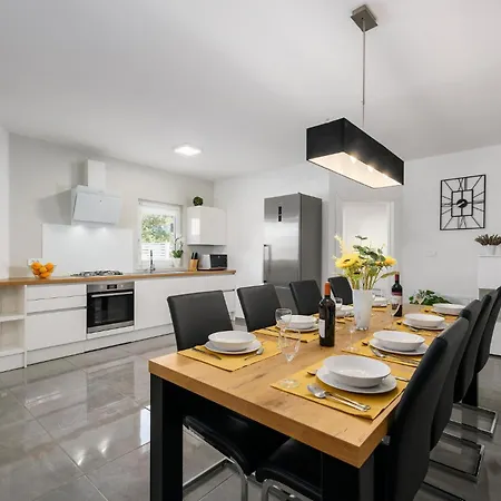 4 Bedroom Lovely In Zuzici