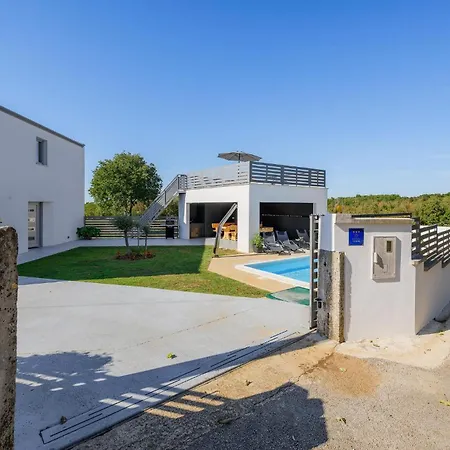 Vikendica 4 Bedroom Lovely In Zuzici