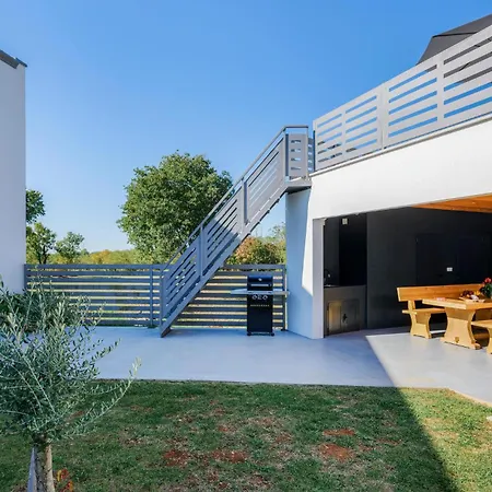 4 Bedroom Lovely In * Zuzici