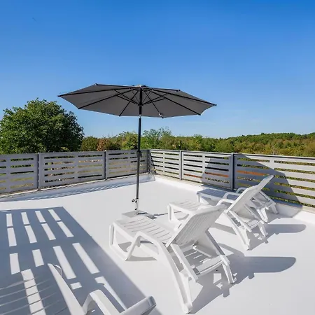 Vikendica 4 Bedroom Lovely In